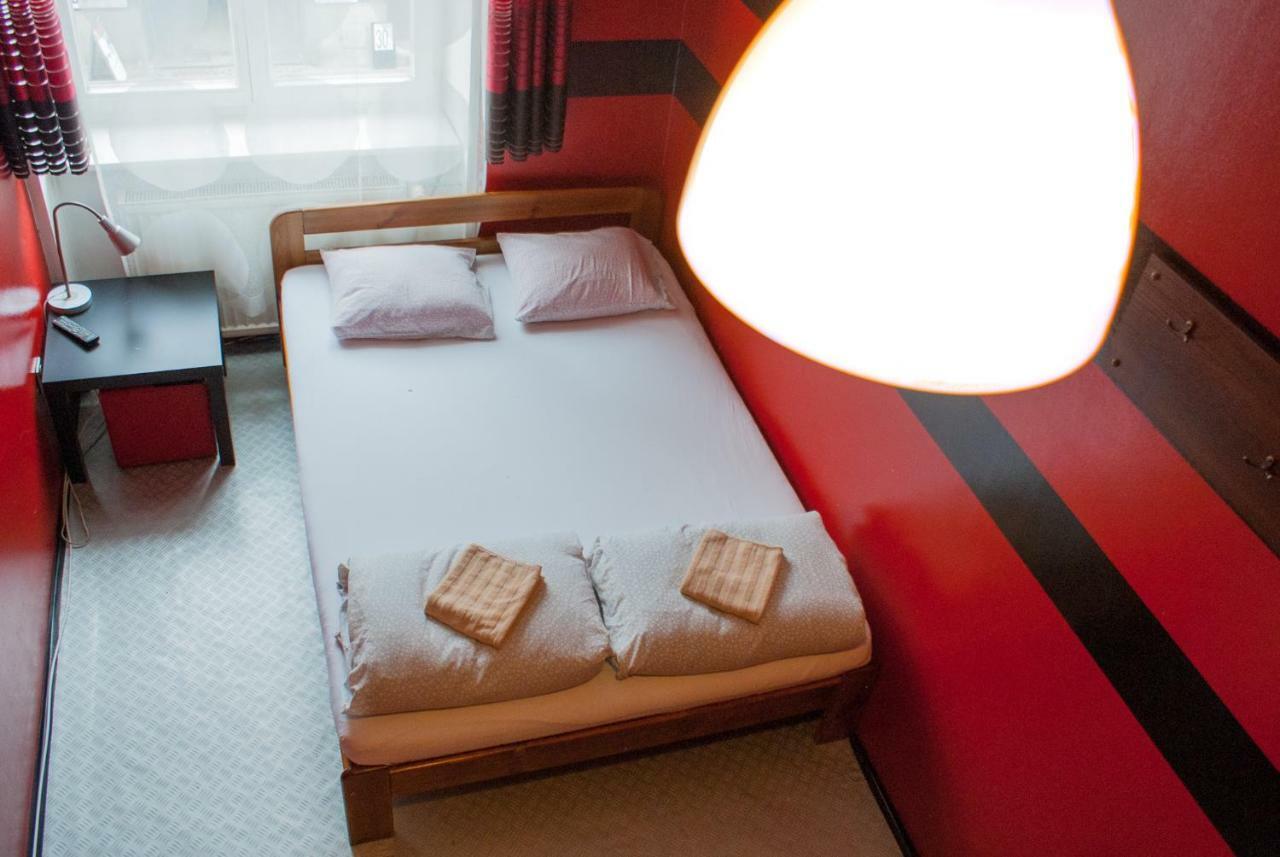Smocza Jama Hostel Krasków Exteriör bild