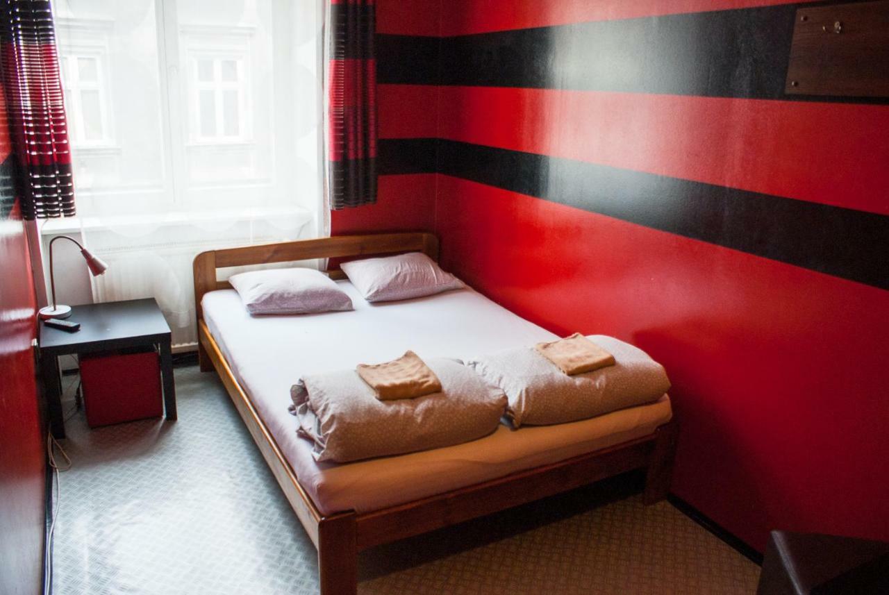 Smocza Jama Hostel Krasków Exteriör bild