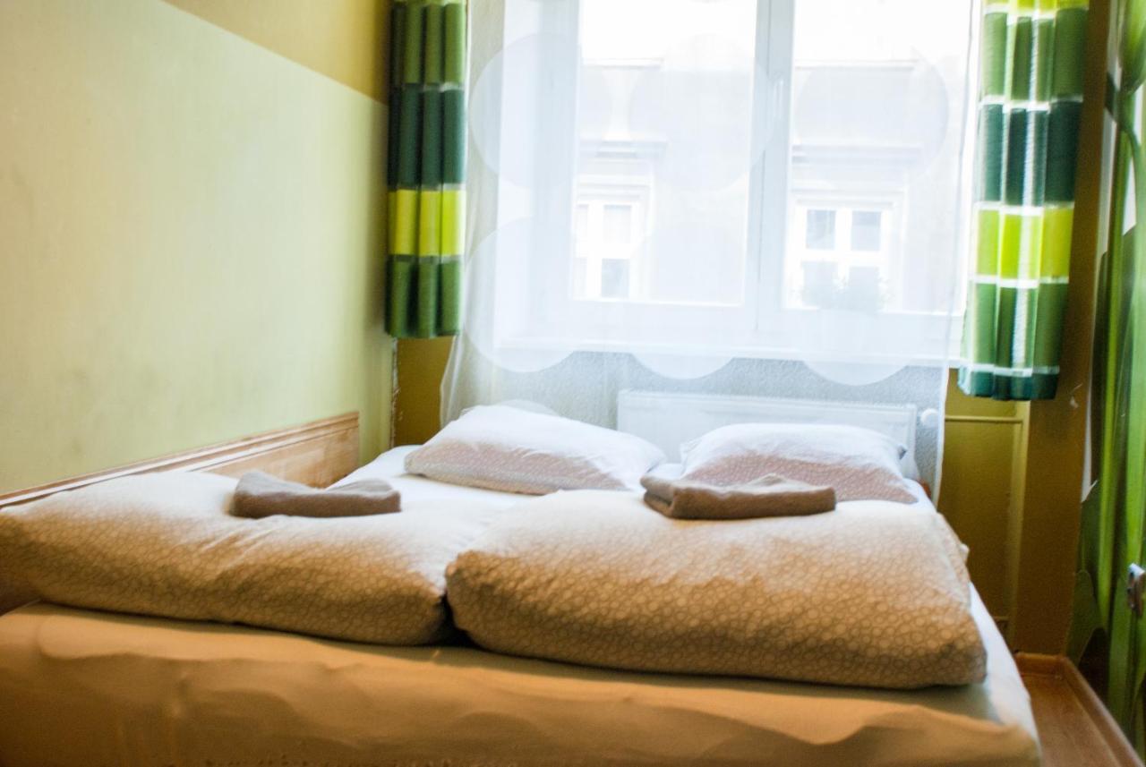 Smocza Jama Hostel Krasków Exteriör bild