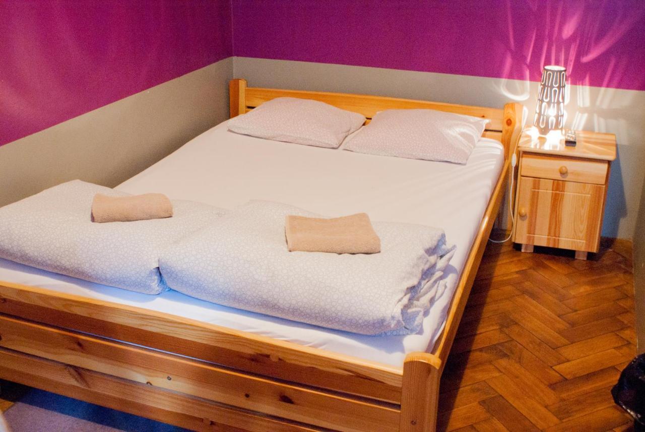 Smocza Jama Hostel Krasków Exteriör bild