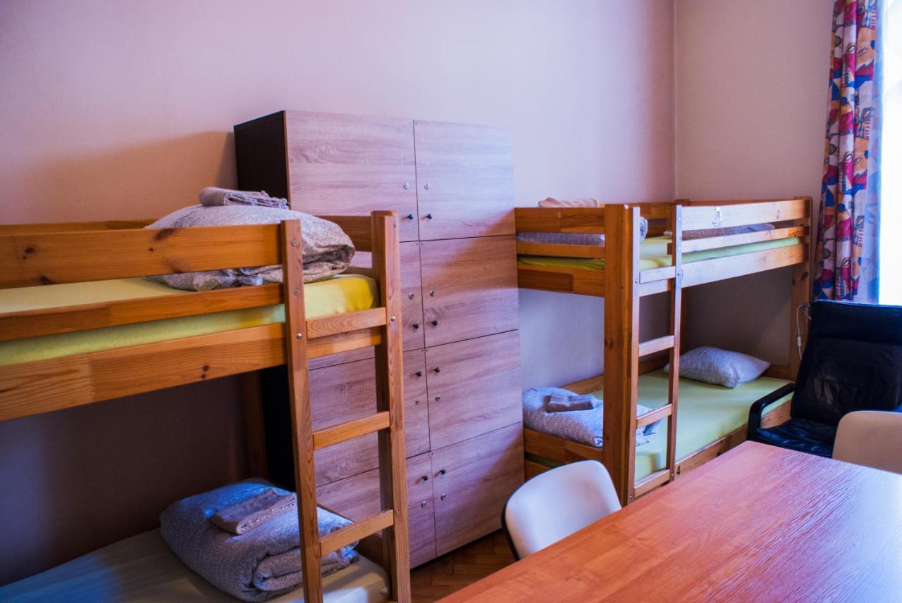 Smocza Jama Hostel Krasków Exteriör bild
