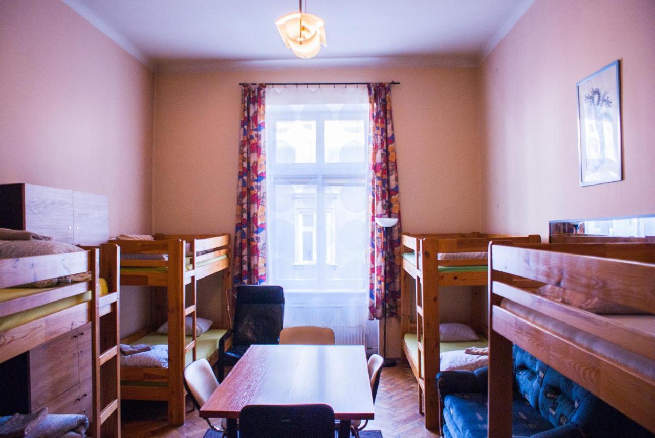 Smocza Jama Hostel Krasków Exteriör bild